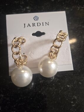 Jardin Gold Chain Pearl Drop Earrings - White Pearls